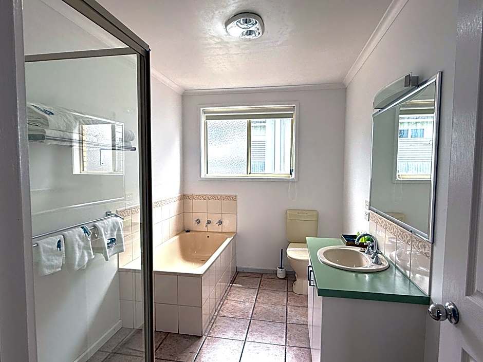 Beachcomber Motel & Apartments