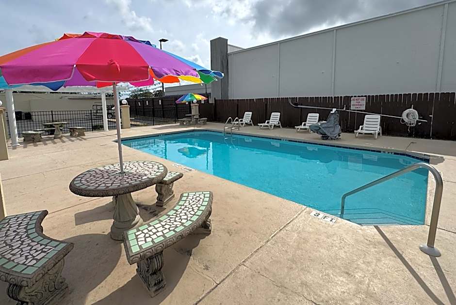 Hole Inn the Wall Hotel - Fort Walton Beach - Sunset Plaza - near Beaches & Hurlburt