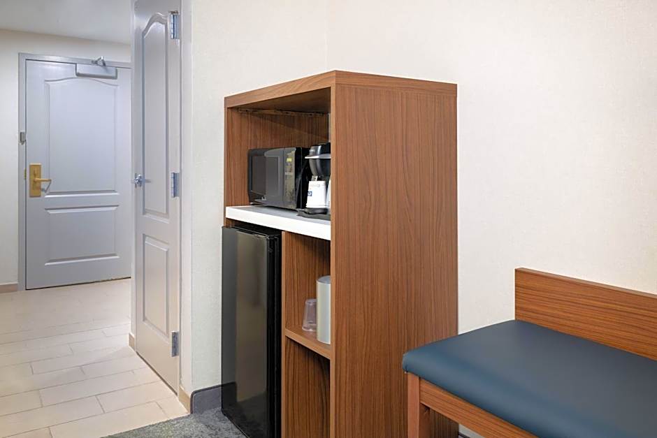 Holiday Inn Express & Suites Cambridge by IHG