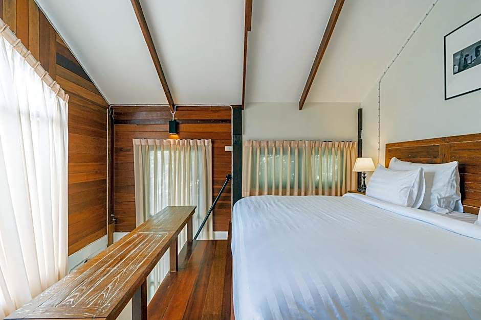 Baanrongmai Canal Front Cafe & Homestay 