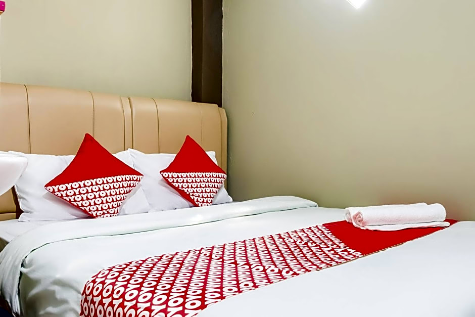 Vaccinated Staff - OYO 3046 Homestay Syariah Imah