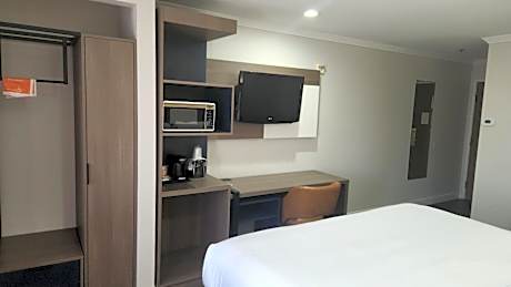 1 Queen Bed, Nonsmoking, Accessible