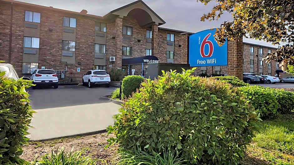 Photo 1 of 38 of Motel 6-Milwaukee, WI - Glendale