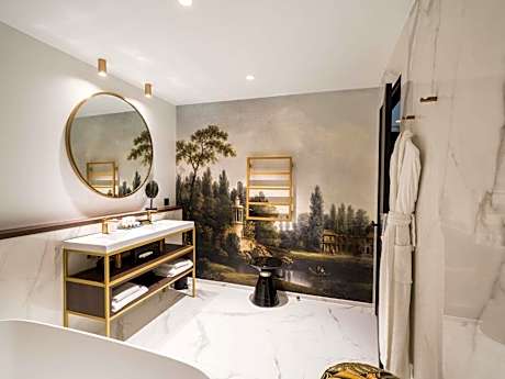 Junior King Suite with Courtyard View