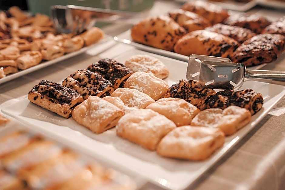 GG8 Restaurant & Hotel