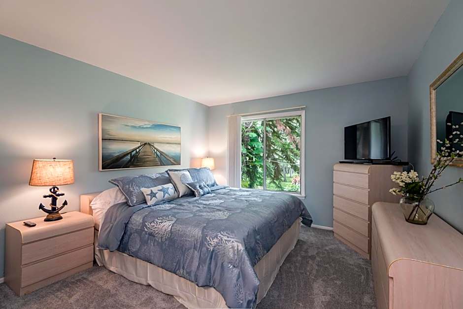 Walk to the Sand, Pool & Hot Tub Waterfront Oasis