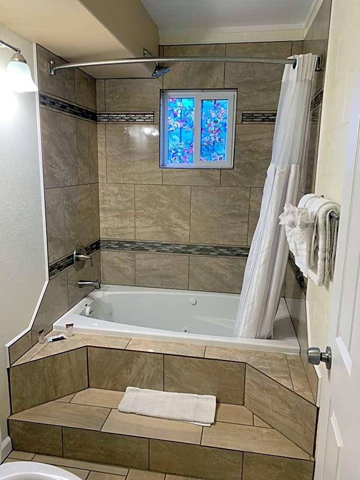 Townhouse Inn & Suites