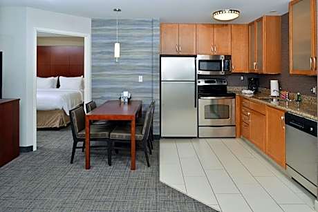 2 Bedroom Suite, Bedroom 1: 1 King, Bedroom 2: 1 Queen, Sofa Bed