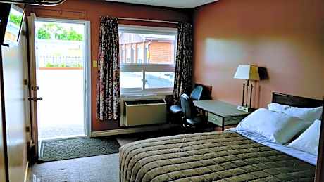 Room with One Queen Bed - No Pets