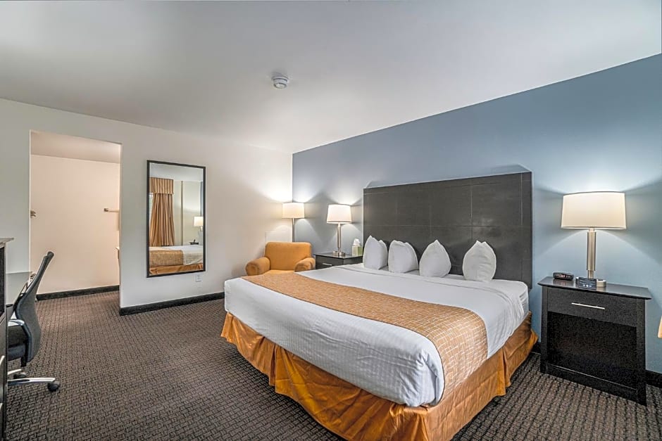 Travelodge by Wyndham Traverse City MI 