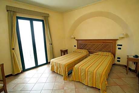 Standard Triple Room with Sea View