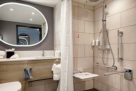 Queen Room with Roll-in Shower - Mobility Accessible