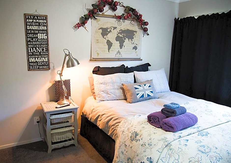 Photo 1 of 10 of Deluxe 1 Queen Bed