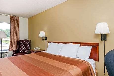 1 King Bed Non-Smoking