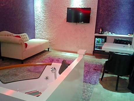 Deluxe Suite with Jacuzzi