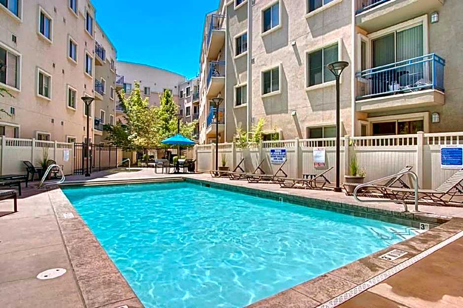 Deluxe Downtown Condo Close to Everything!