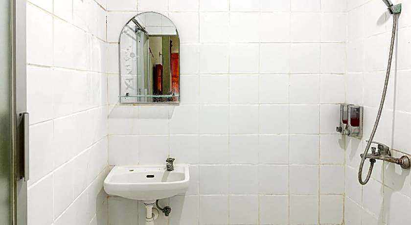 Global Inn Syariah Mitra RedDoorz near Juanda T1 Airport