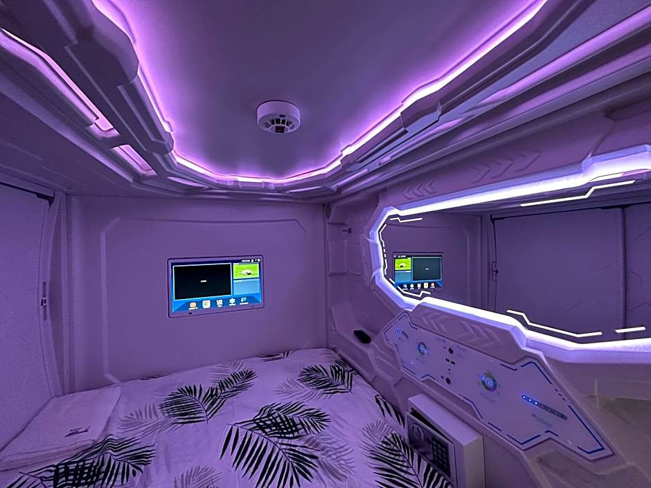 GOOD VIBES ONLY Capsule Hostel Malaga
