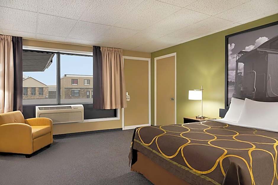 Super 8 by Wyndham Hearst ON