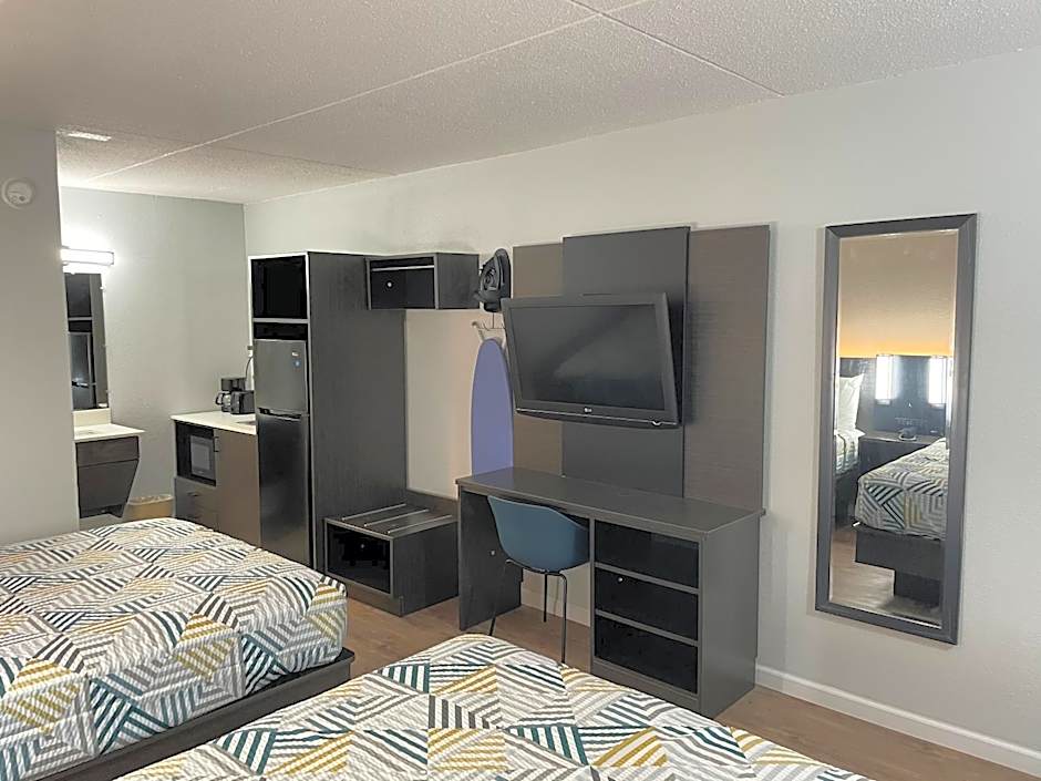 Photo 1 of 4 of Quadruple Room - Non-Smoking