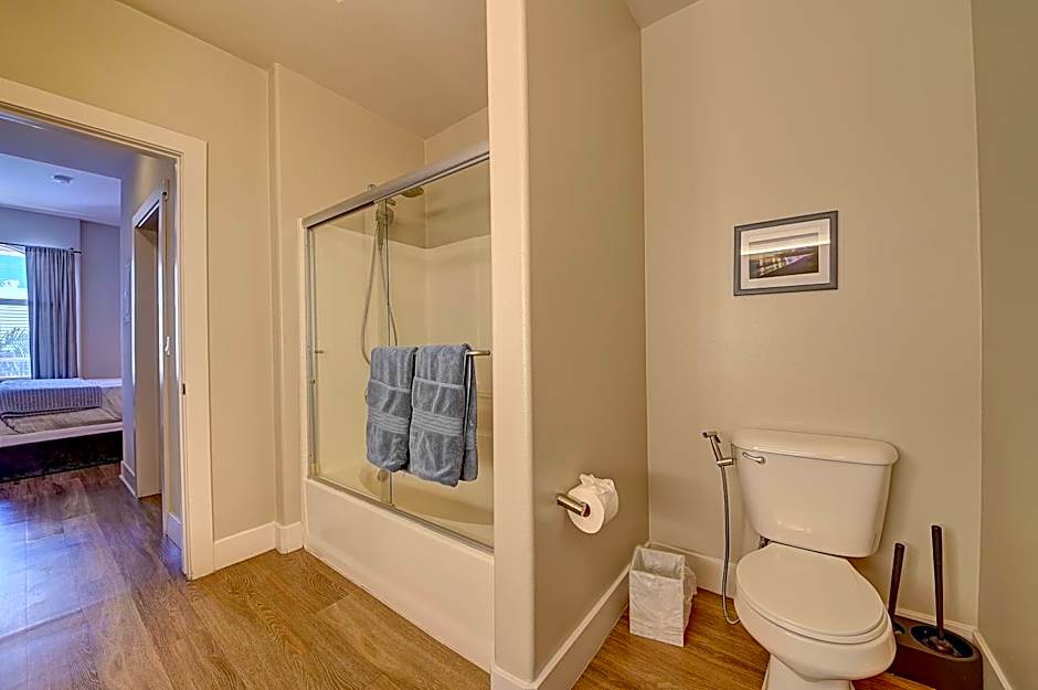 Penthouse One Bedroom Garden View Condo by UCLA