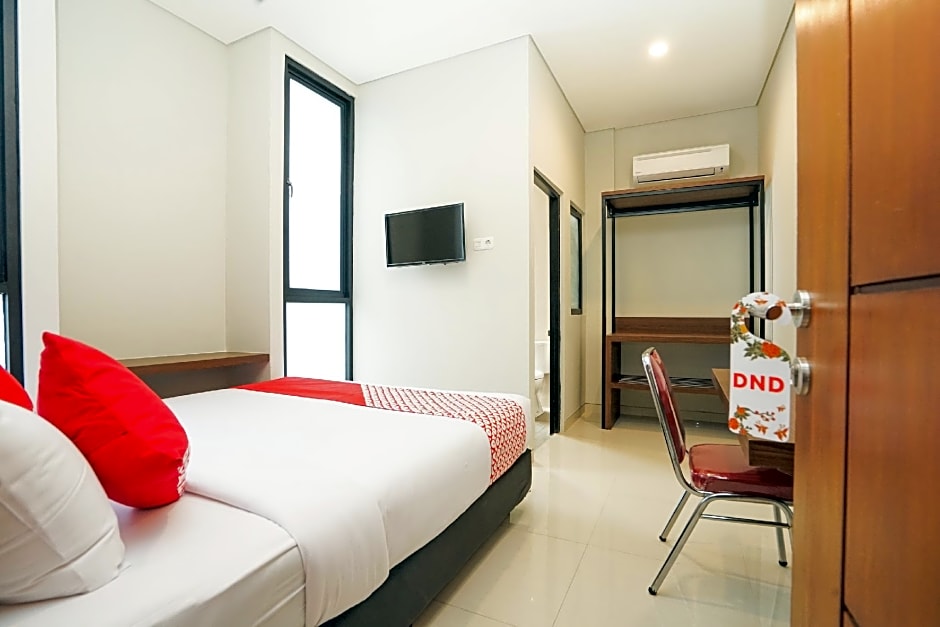 Capital O 449 The Colins