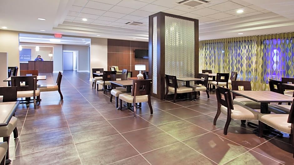 Holiday Inn Express Atlanta West - Theme Park Area, an IHG Hotel