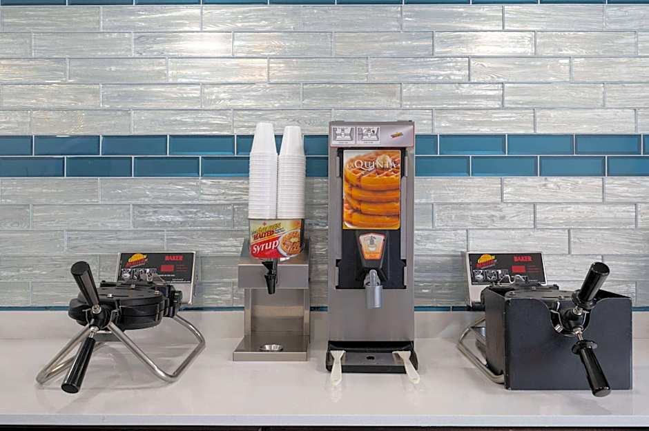 La Quinta Inn & Suites by Wyndham Indianapolis Airport Executive