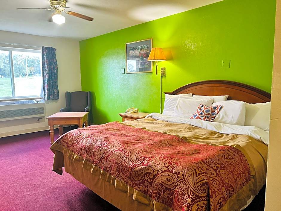 Villa Inn Motel Near Hwy 12 WI Capital O