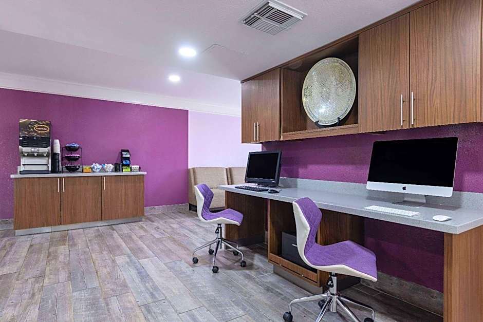 La Quinta Inn & Suites by Wyndham Kansas City Lenexa