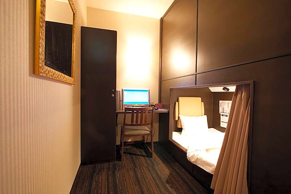 HEARTS Capsule Hotel & Spa Nakasu -Male only-