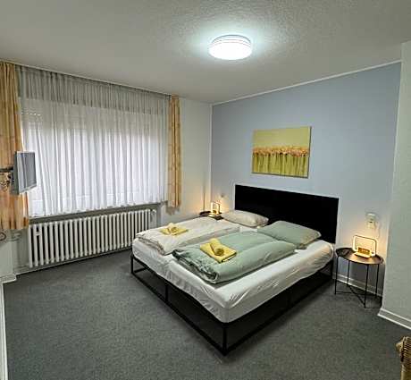 Doppelzimmer-Klassisch-Eigenes Badezimmer-mit 180 x 200 cm Bett.