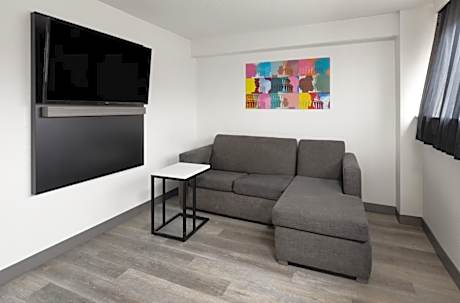 2 Queen Beds Suite Living Room Sofa Bed Non-Smoking