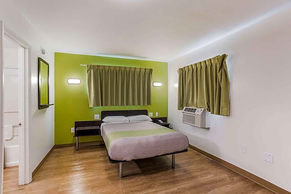 Motel 6-Jacksonville, FL - South