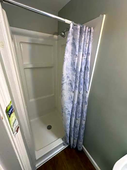 Cozy Room Near Downtown Hendersonville