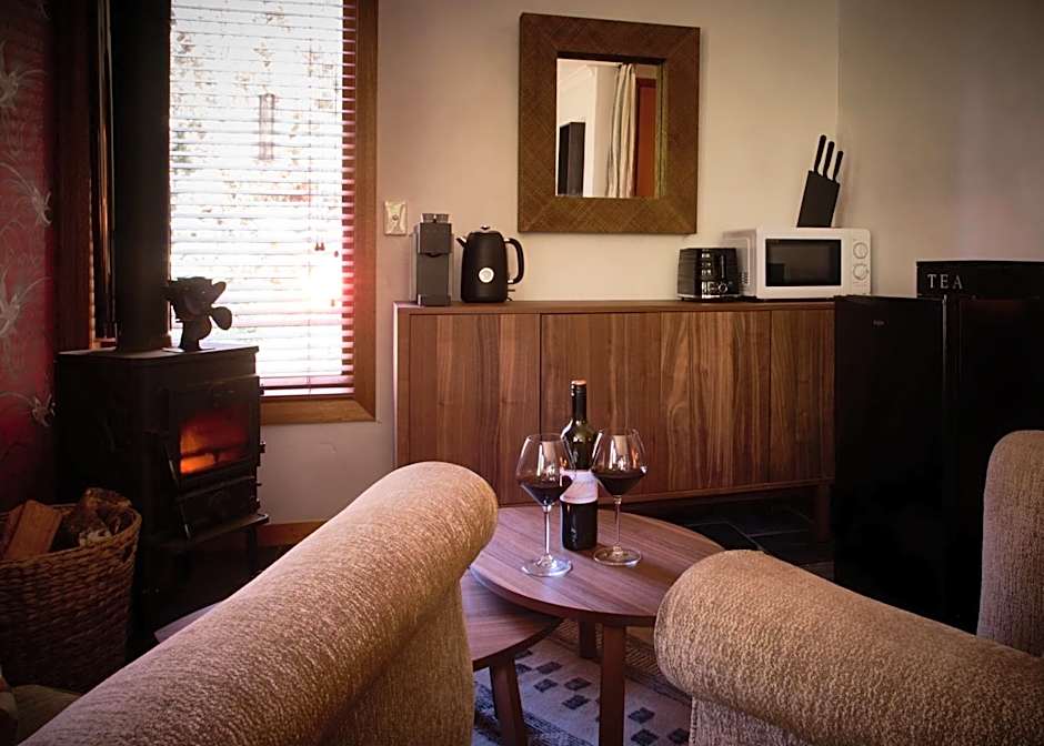 Tomah Retreat - Studio CHILL with fireplace and clawfoot bath