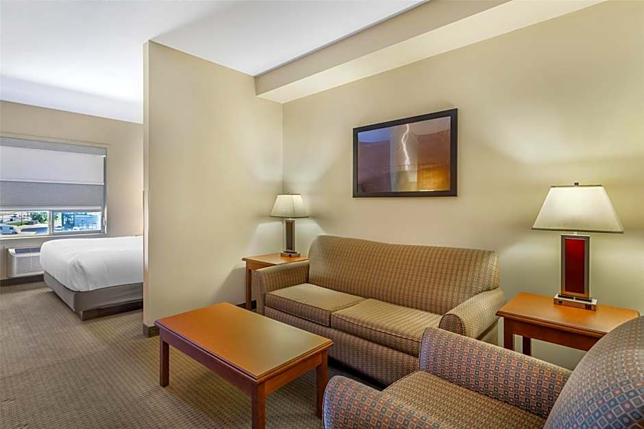 Photo 1 of 7 of Junior 1 King Bed with Sofabed Suite