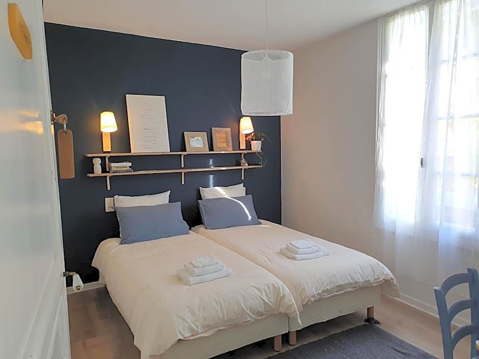 Chambres d'Hôtes et Gîtes- L'Abri sous Roche