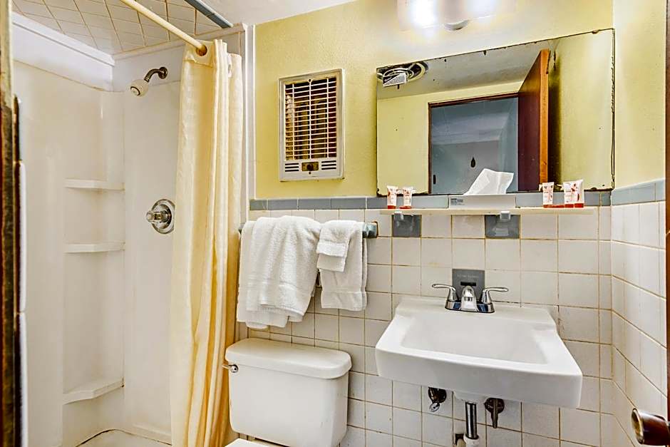 OYO Hotel Downtown Peoria IL I-74