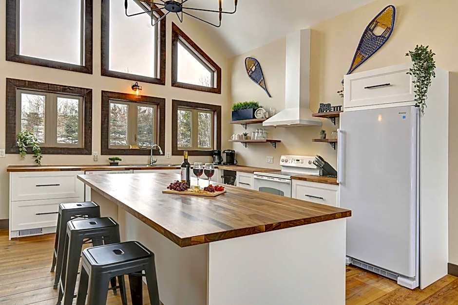 Front RIVER private BEACH 2 HOT TUBS 15 p SAUNA