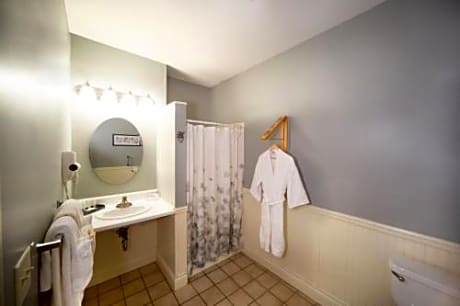 Queen Room with Private Bathroom
