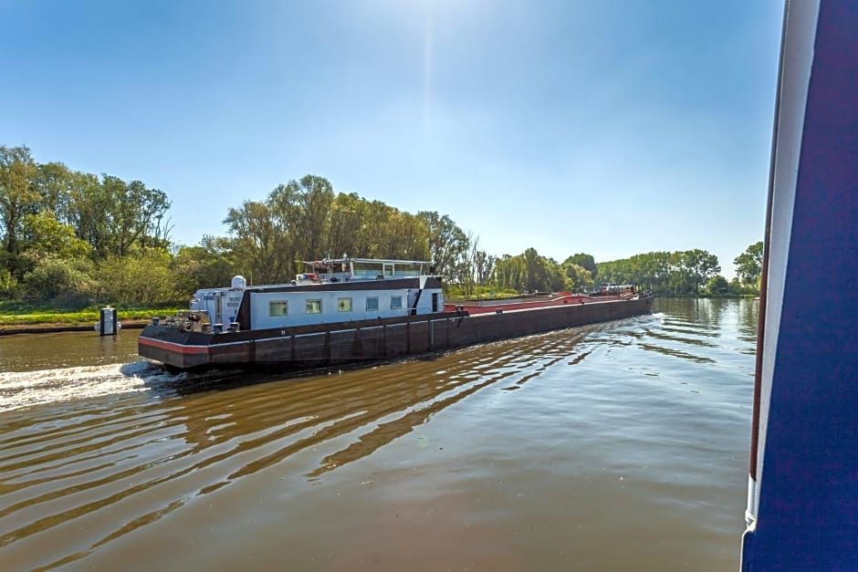 Boat Hotel De Barge