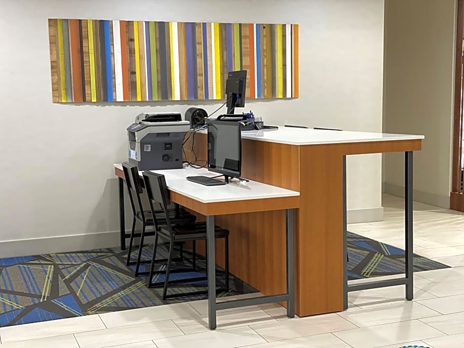 Holiday Inn Express and Suites Hotel - Pauls Valley, an IHG Hotel