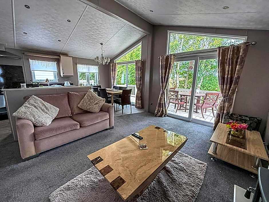 Stunning Lodge With Decking At Oaklands Holiday Park In Essex Ref 39017Rw