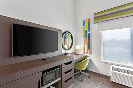 KING ROOM W MICROWAVE AND FRIDGE