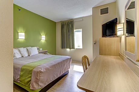 Queen Room - Disability Access - Non-Smoking