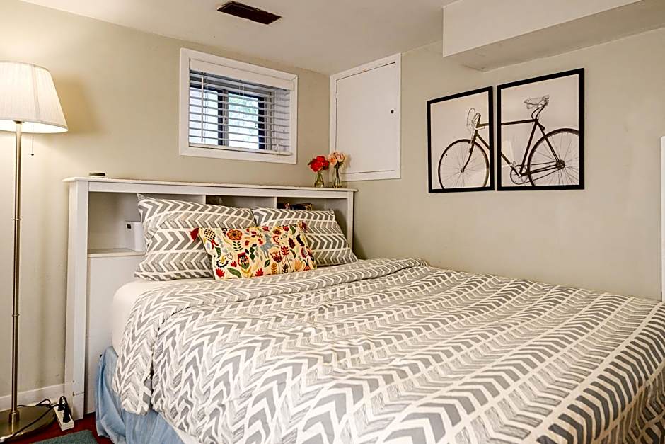 Charming Basement Suite with Private Entrance Near Subway, Koreatown & UofT