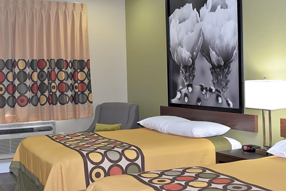 Super 8 by Wyndham Beaumont South I-10 & Walden Rd