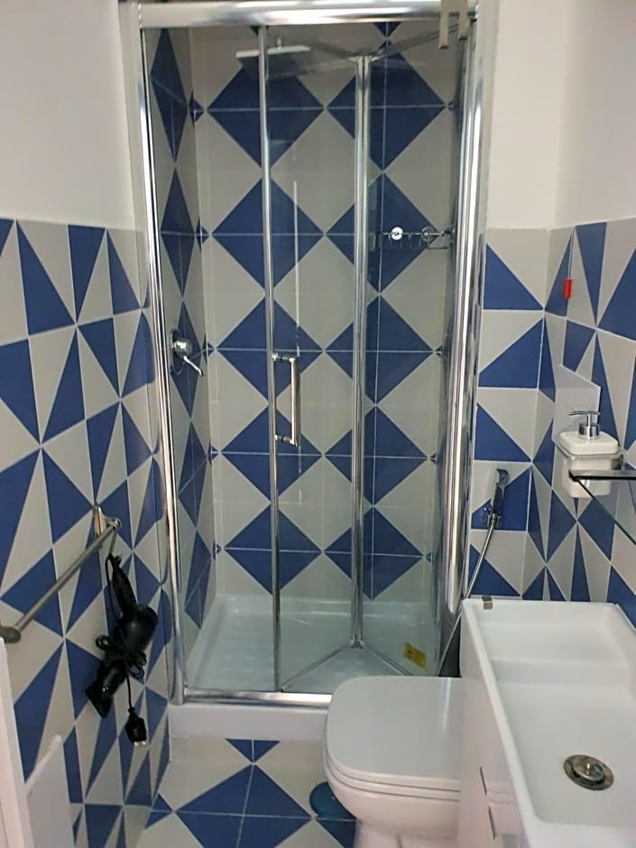 Qu4ttro I D'Angleterre Guest House