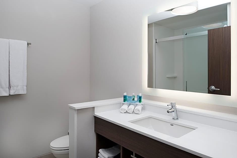 Holiday Inn Express & Suite Kingdom City By IHG